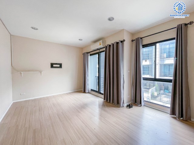 *****ทาวน์โฮมมือสองย่านนนทบุรี ม.บ้านกลางเมือง รัตนาธิเบศร์ เนื้อที่ 18.1 ตร.ว. ฟังก์ชันจัดเต็ม 3 ห้องนอน 3 ห้องน้ำ 2 ที่จอดรถ บ้านสภาพดี ไม่เคยเข้าอยู่ บนทำเลแห่งการเดินทาง เพียง 5 นาทีก็ถึงรถไฟฟ้าสายสีม่วง "สถานีบางกระสอ" ใกล้เซ็นทรัล รัตนาธิเบศร์ และทางด่วน "ศรีรัช"